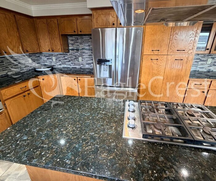 Building Photo - Thoughtfully Designed 3 Bedroom 2 bathroom Home with Open Kitchen and Private Deck