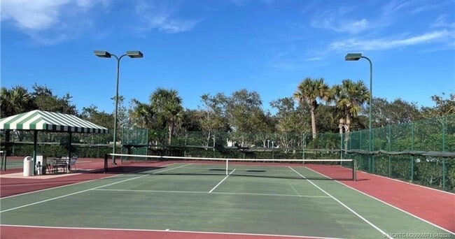 Building Photo - 8952 SE Retreat Dr