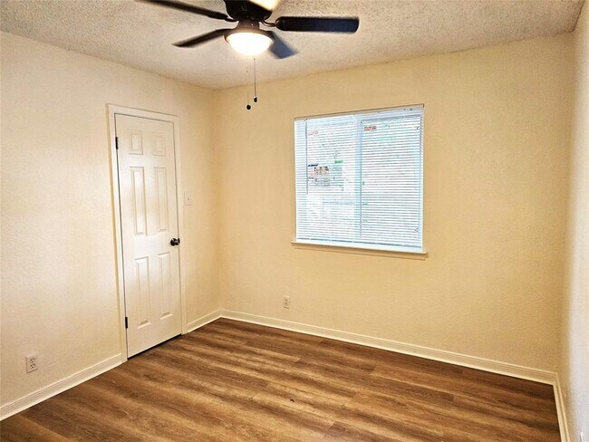 Building Photo - 1747 Horseshoe Cir