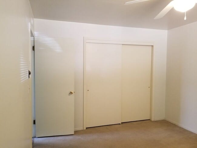 Building Photo - Near Franklin Park 2 br 1ba, stacked washer/dryer included.