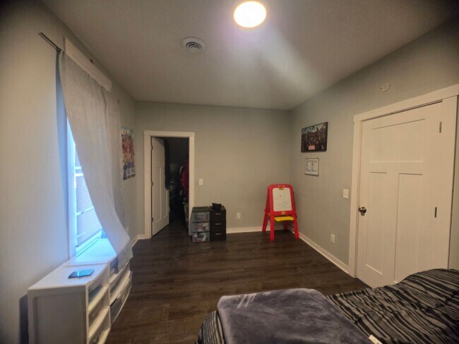 Building Photo - 626 NE Taylor St