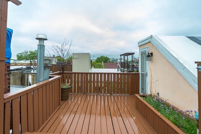Building Photo - Beautiful 2 Bedroom, 2 Bathroom Historical Row Home