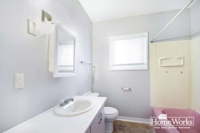 Building Photo - 730 E Broadway St