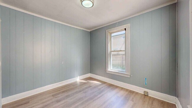 Building Photo - Newly Renovated 2 Bedroom Apartment - Heat...