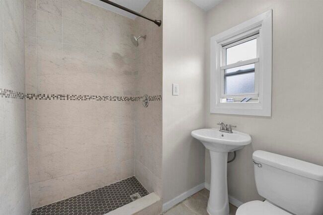 Building Photo - 173 MALLORY Ave