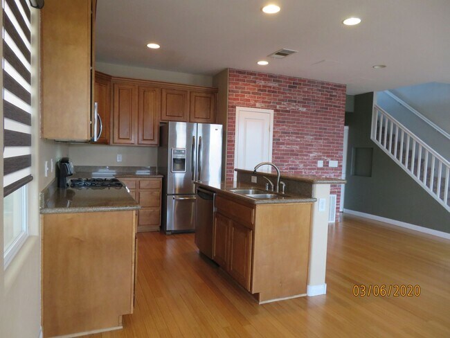 Building Photo - CLEAN AND READY TO MOVE IN