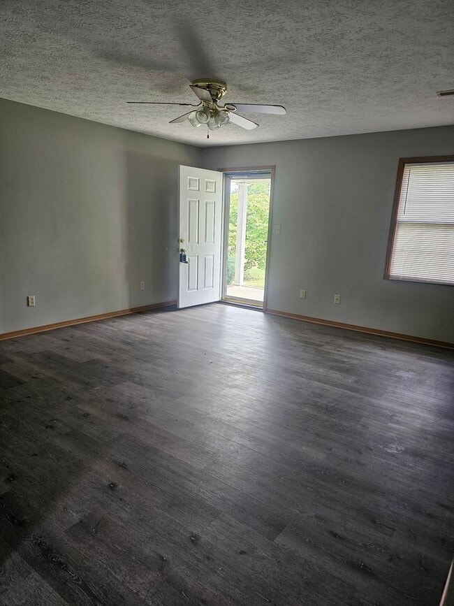 Building Photo - Adorable home ready for you!