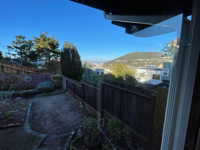 Building Photo - Coming Soon! Rare mid-century light filled...