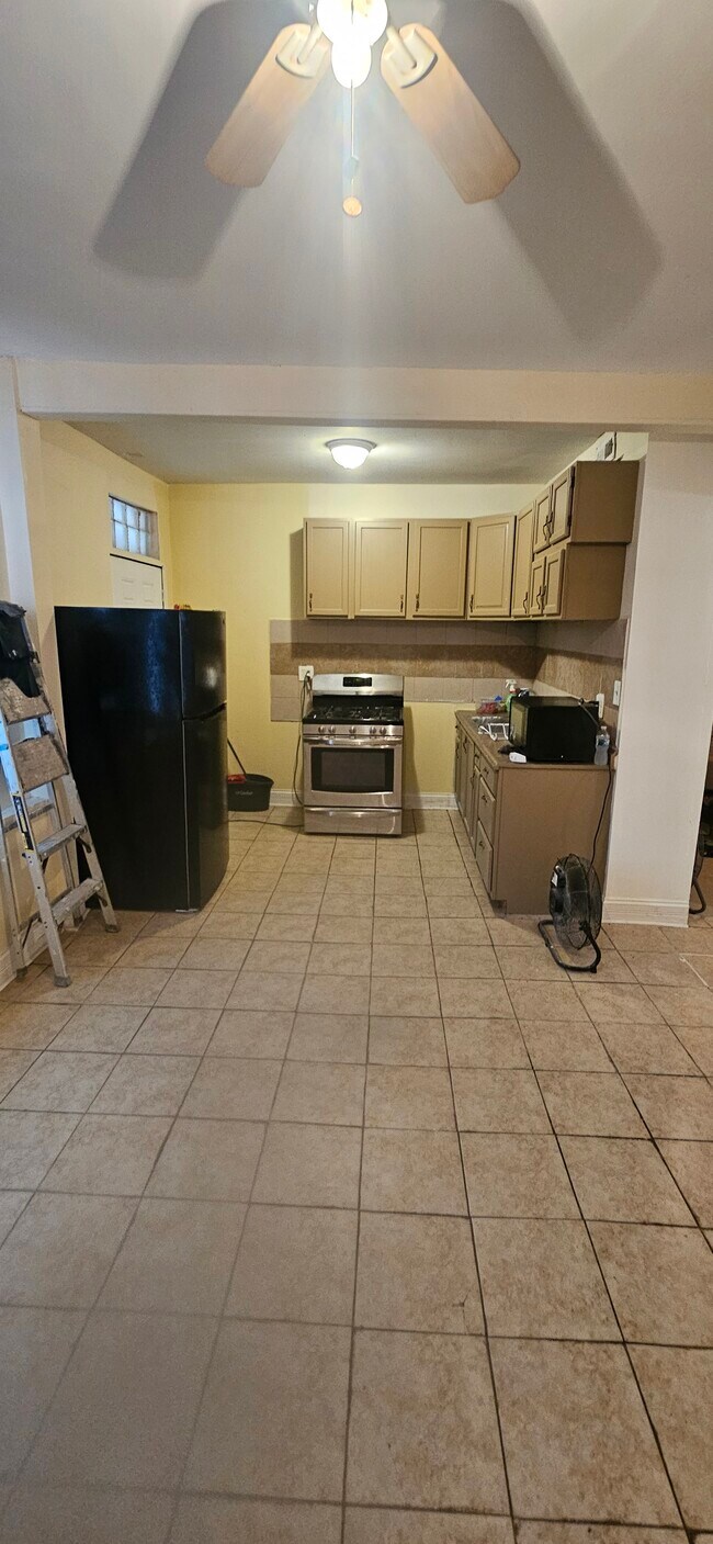 Building Photo - 1811 W 63rd St