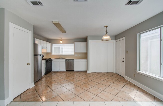 Building Photo - 15850 E Park Ct