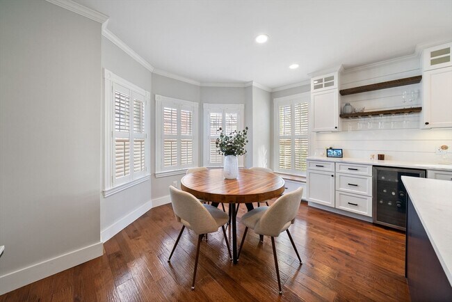 Building Photo - 71 King St