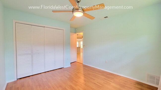 Building Photo - CLASSIC SARASOTA POOL HOME WITH UPDATES AN...
