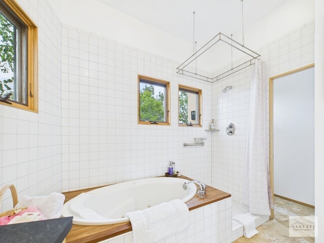 Building Photo - Stylish Home in Eldorado | Furnished or Un...