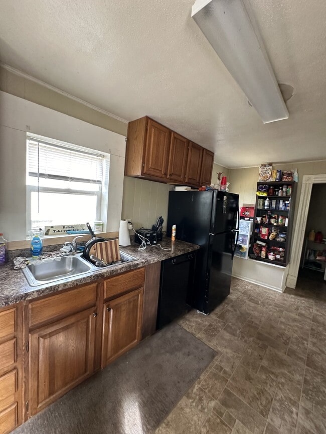 Building Photo - 5 Bed 2 Bath close to UWEC available June 1st! Has a new bathroom!