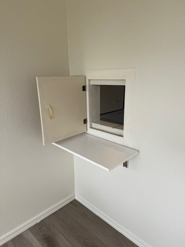 Building Photo - 3 Bedroom In Shasta View Neighborhood with...