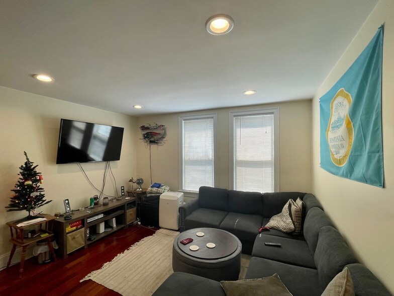 Building Photo - 145 L St