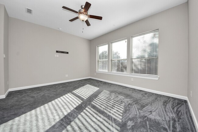 Building Photo - 8114 Silverspot Ln