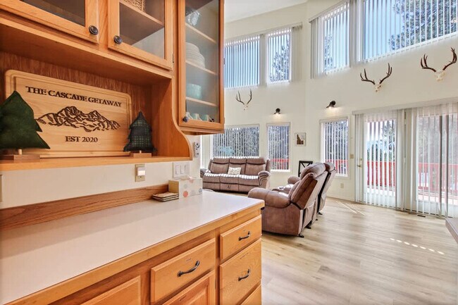 Building Photo - 1496 Pine Ridge Dr