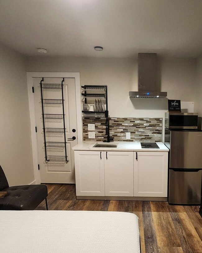 Building Photo - Fully Furnished Studio New in Silverdale W...