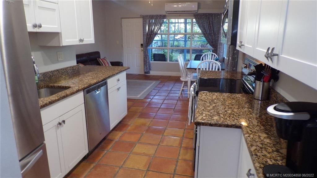 Building Photo - 2338 NE Patrician St