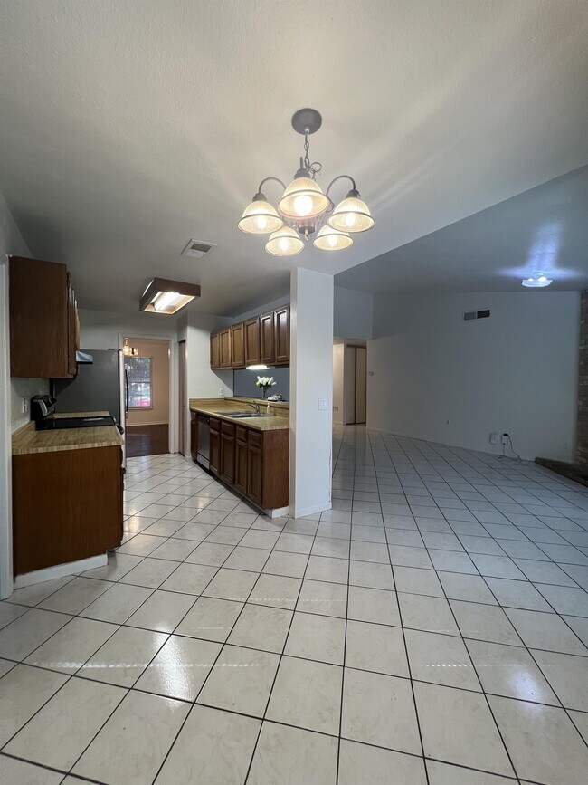 Building Photo - 9123 Alpine Trail St