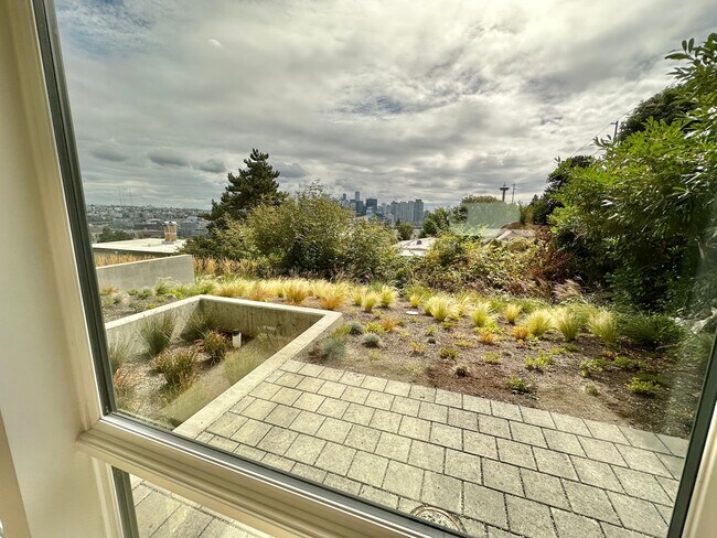 Building Photo - Stunning Queen Anne Home - Incredible Views! Available 10/1/2026!