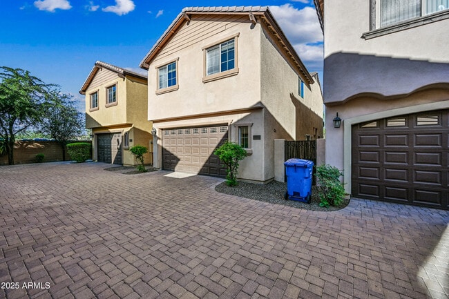 Building Photo - 2060 E Heartwood Ln