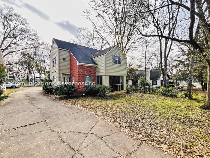 Building Photo - 810 Madison St