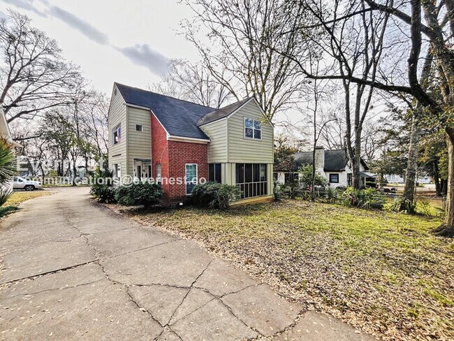 Building Photo - 810 Madison St