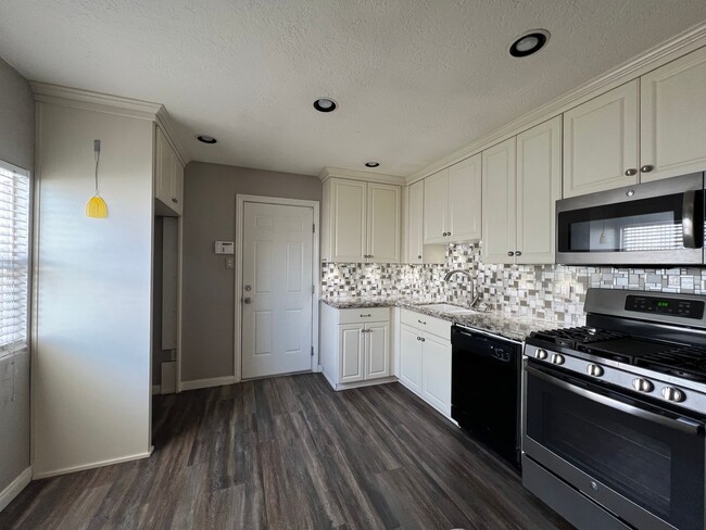 Building Photo - Beautifully remodeled 2 Bedroom 2 Bathroom...