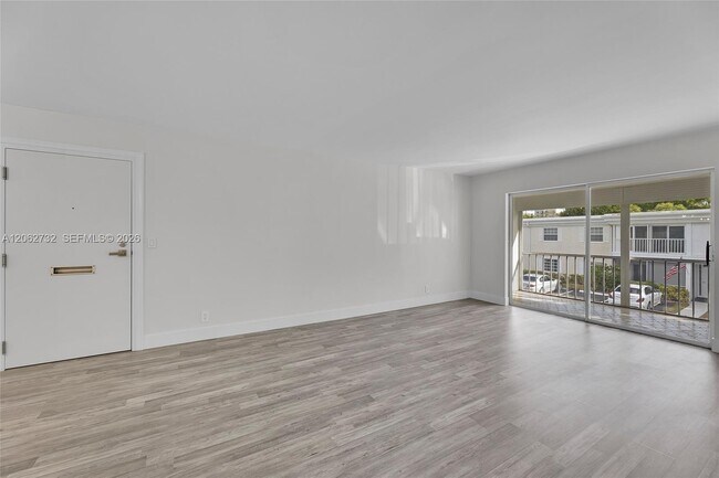 Building Photo - 6413 Bay Club Dr