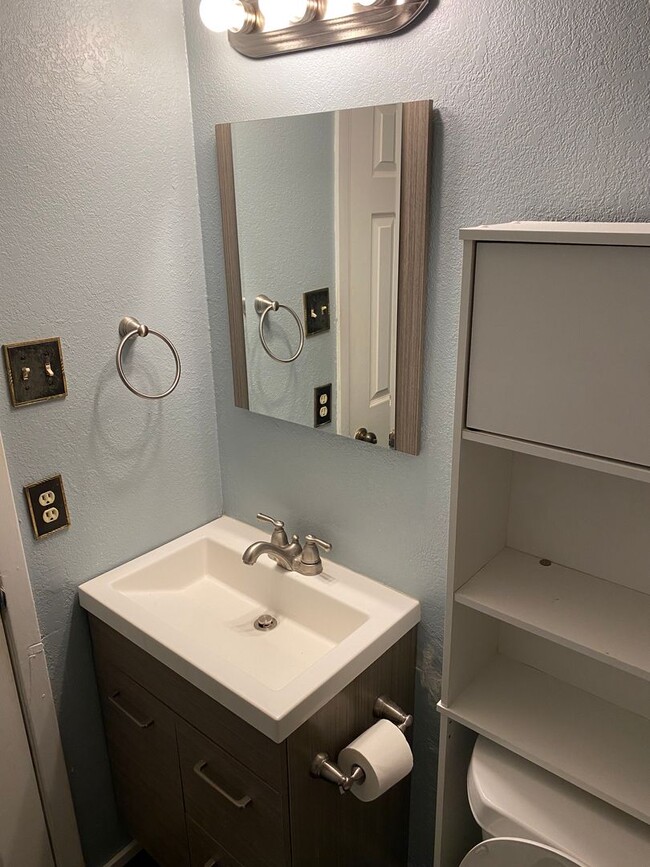 Building Photo - SPACIOUS 3 bedroom 2 bath Townhome COMING SOON!