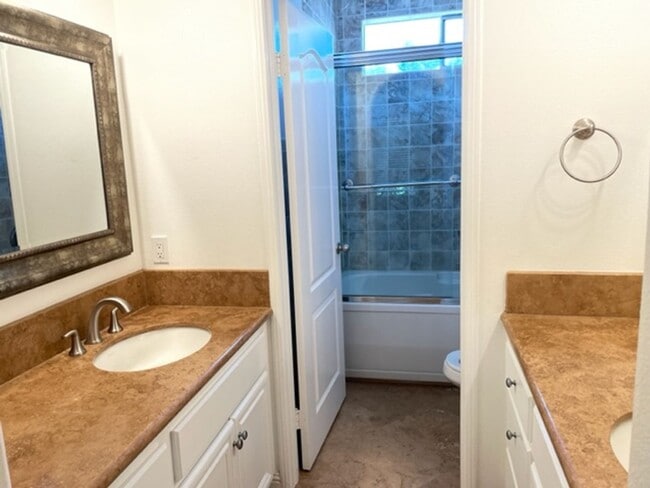 Building Photo - 2 Bedroom in Beautiful Tustin Golf Community
