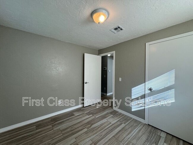 Building Photo - 3524 Hillside Dr