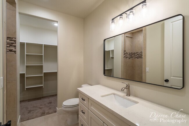 Building Photo - 4 bedroom, 2.5 bathroom townhome in Hurricane!