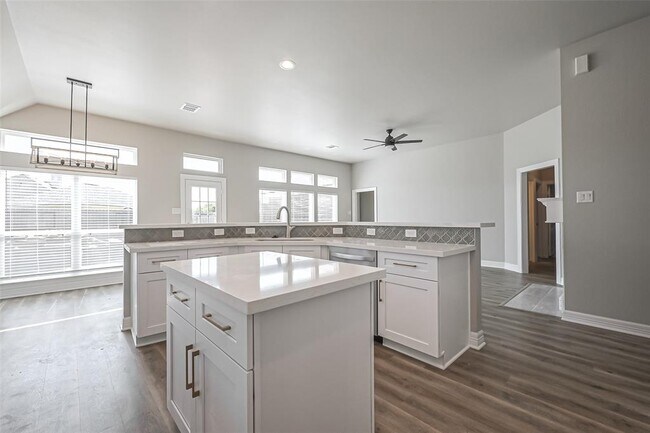 Building Photo - 6215 Suncrest Ct