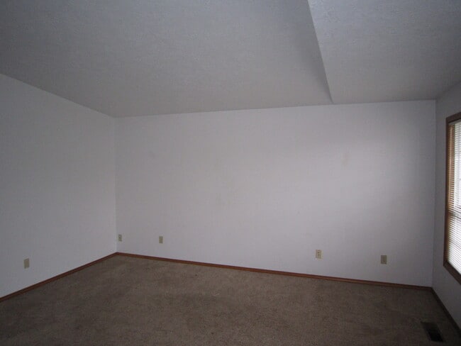 Building Photo - Three Bedroom in South Salem