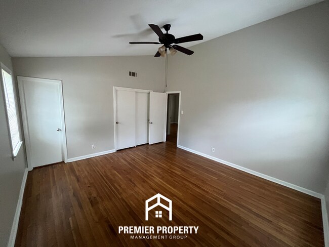 Building Photo - Charming 3BR/2BA Home Near Parkway Village | Hardwood Floors Throughout & Fenced Yard