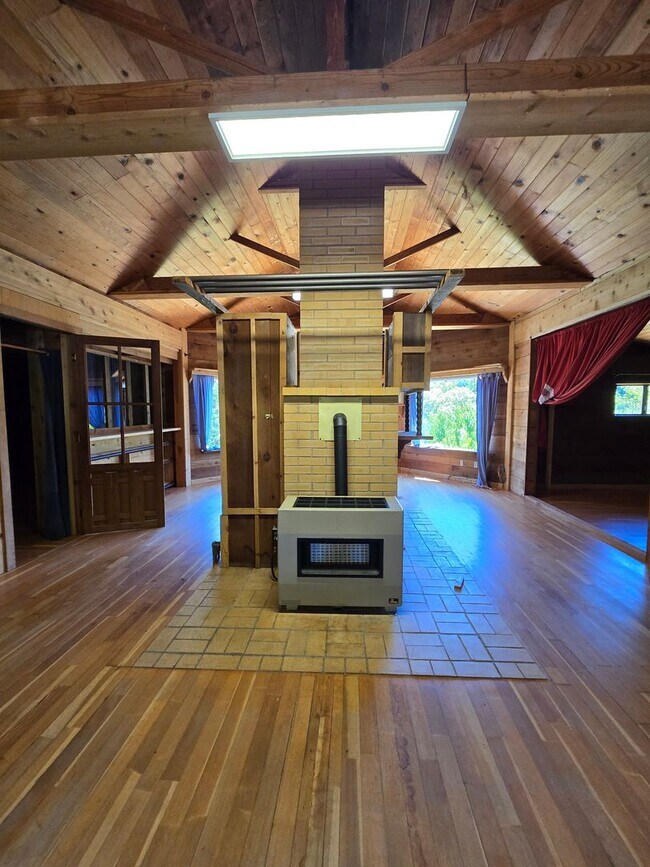 Building Photo - Cabin In the Wood!