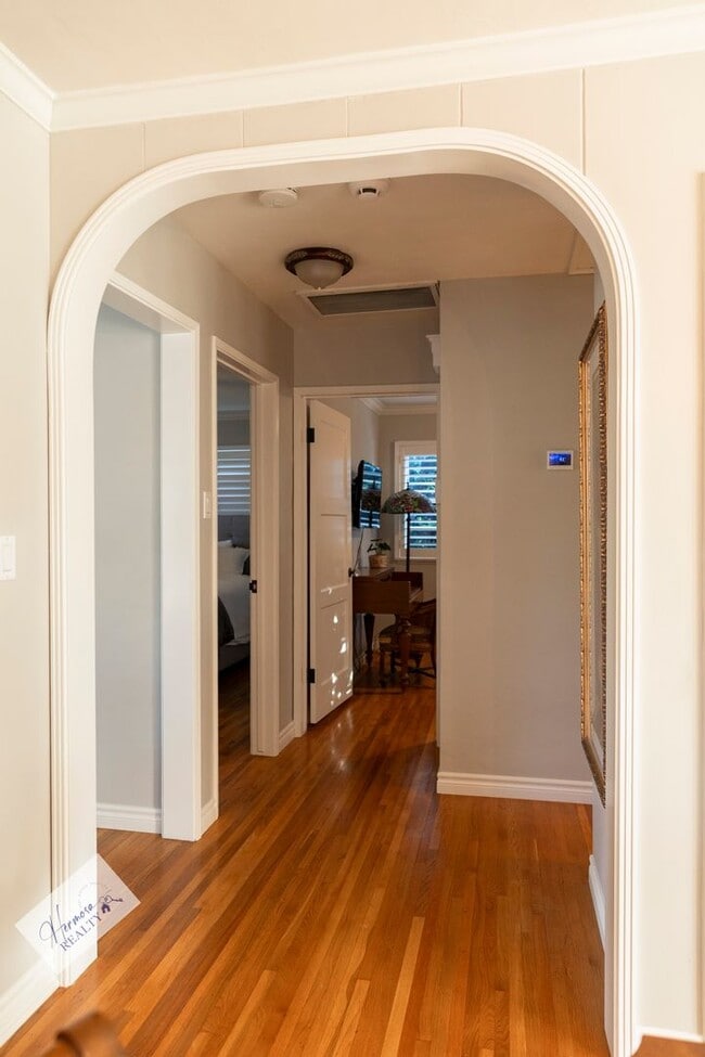 Building Photo - 1121 N Cambridge Ave