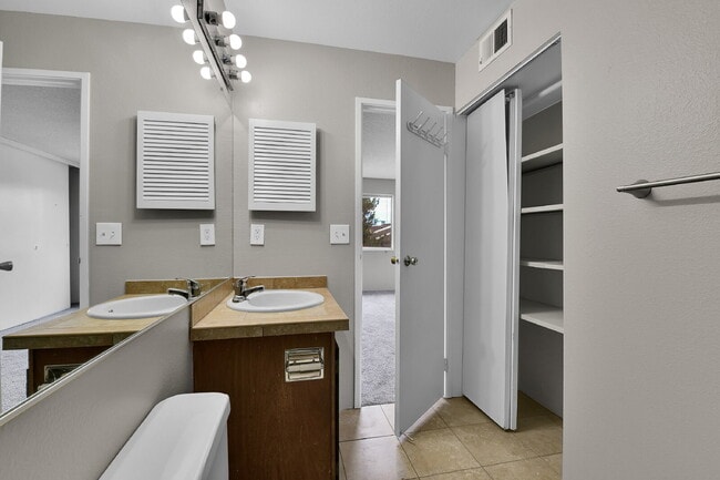 Building Photo - $1,445.95 - 2 Bed, 2 Bath Condo in Denver with In-Unit Laundry!