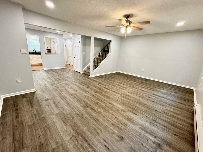 Living room - 1984 Cricklewood Cv