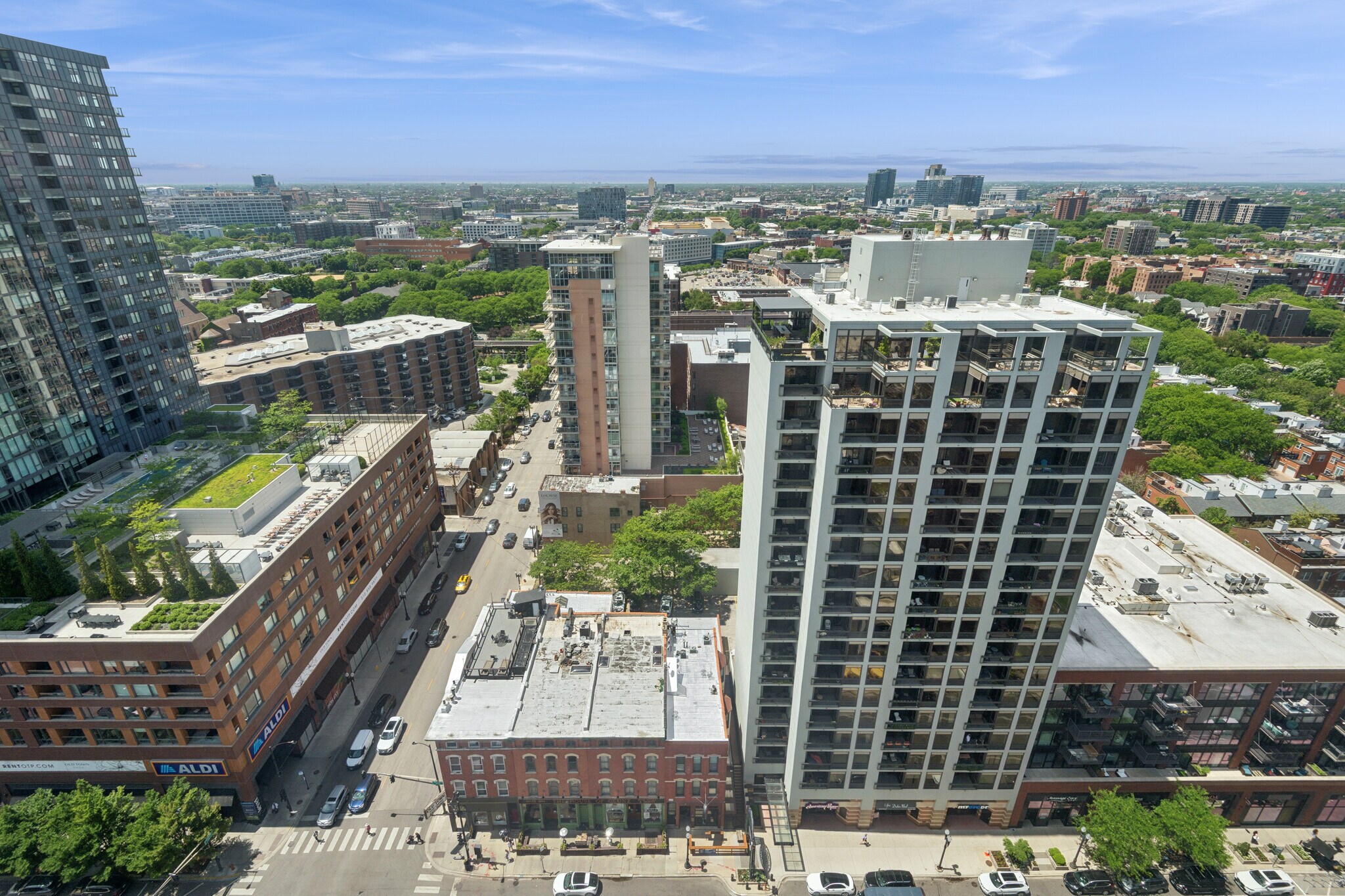 Building Photo - 1212 N La Salle Dr