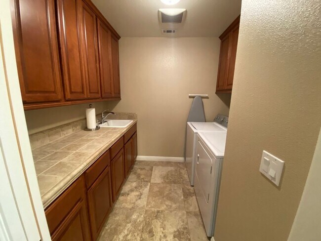 Building Photo - Foxenwood Garden Villa home 2 bedroom + a office