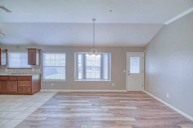 Building Photo - Beautiful Three Bedroom in South Norman!