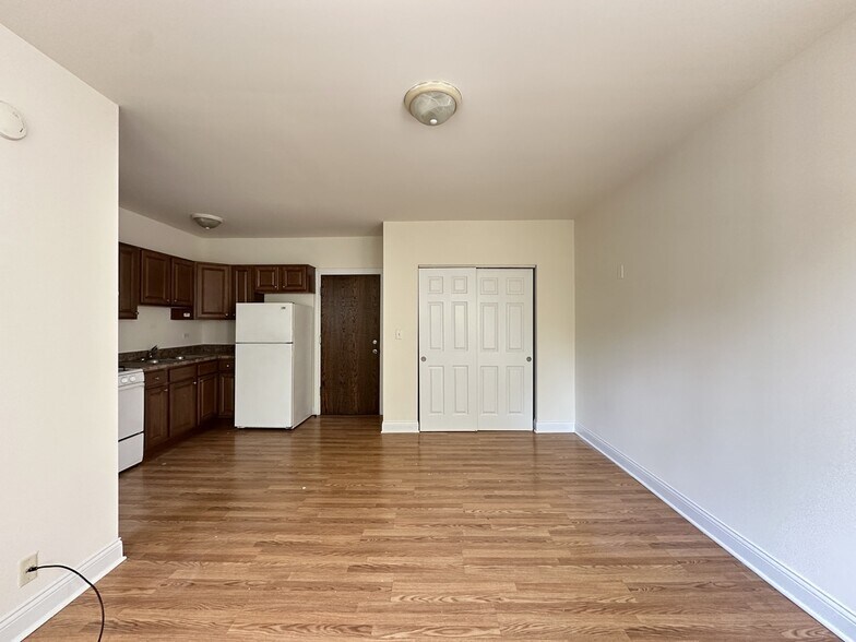 Building Photo - 2600 N Kimball Ave