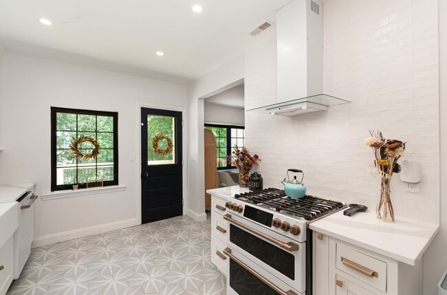 Building Photo - Modern Elegance Meets Mt. Lookout Charm – ...