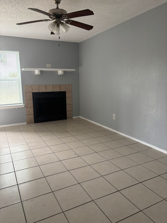 Building Photo - Gated & Affordable-Move in special!