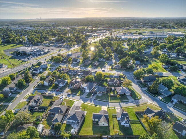 Building Photo - Move in discount / $800 first month rent