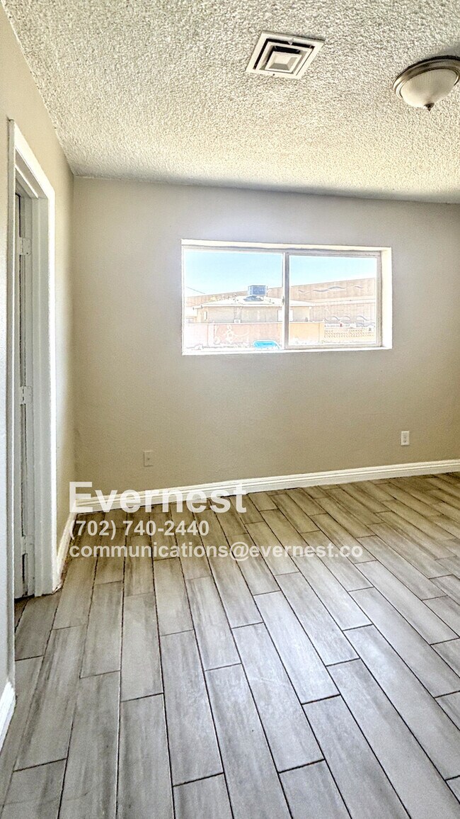 Building Photo - 718 W Wilson Ave